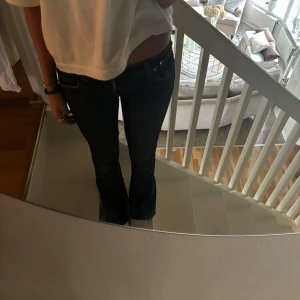 Mörkblå jeans med bootcut - Säljer ett par lågmidjade mörkblå jeans ifrån miss sixty med självsydd bootcut därpå den ljusare tyget längst ner. midjemått rakt över 37 cm, innerbenslängden 77 cm