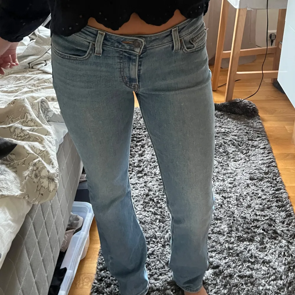 Rensar garderoben och dessa kommer inte längre till användning! Superfina och sparsamt använda. W29 och 34 i längden.  Köpta för 849 kr! Pris kan diskuteras.. Jeans & Byxor.