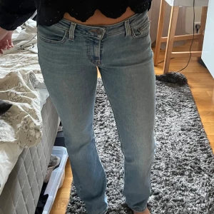 Superlow boot jeans Levis  - Rensar garderoben och dessa kommer inte längre till användning! Superfina och sparsamt använda. W29 och 34 i längden.  Köpta för 849 kr! Pris kan diskuteras.