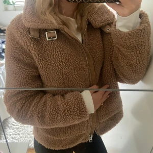 Teddy jacka 🍁 - En jättefin brun Teddy jacka, storlek S från Hm. Köpt för några år sen så säljs ej längre. Inga defekter 🥰❤️