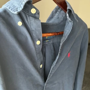 Ralph lauren skjorta mörk blå - Jävligt fet Ralph lauren skjorta knappt använd // skick: 9/10 // storlek M // skriv om du har några funderingar😄