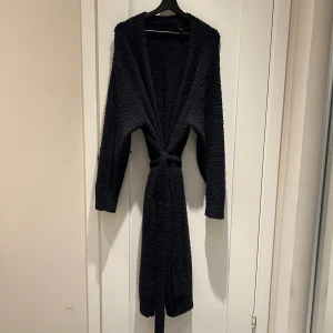 Skims kofta  - Lång kofta i fleece från SKIMS. superfint skick och väldigt mysig och varm nu till hösten. Säljer då jag behövde rensa i garderoben. Är i storlek 2/3XL men sitter skönt oversize på mig som brukar ha M.   I 75% polyester och 25% nylon.  Köpt för 2000k