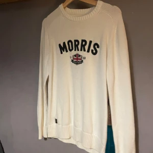 MORRIS stickad sweatshirt  - Inte använd på väldigt många år och passar knappast! Fortfarande som ny och är väldigt fin! 