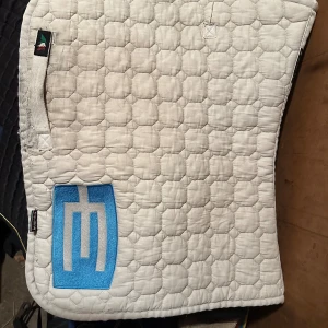 Epuline schabrak  - Equlilne schabrak E-logga men annat tryck på andra sidan.   I använt skick men fint. Tvättas innan köp.  Storlek full och hoppschabrak.   900kr+frakt eller kan ta med till Gullspång,Karlskoga.   Priset går att pruta eller buda.