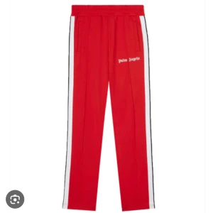 Röda Palm Angels trackpants/byxor - I väldigt gott skick, knappt använda.   Storlek M men passar en S beroende på hur du vill att dom sitter 🙌🏼  Nypris 4000kr