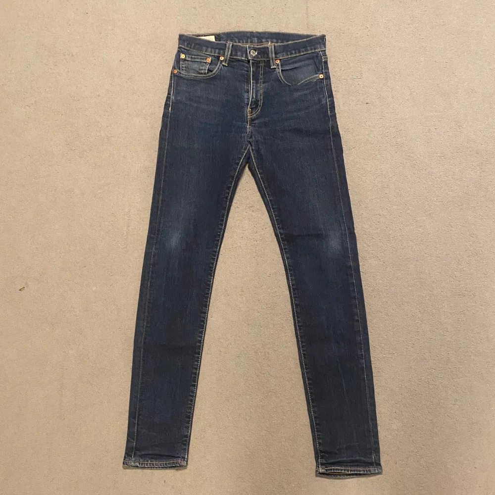 Levis jeans | 31/32 | Modell slit Skinny Taper | Oanvända 10/10 | Hör av dig vid frågor!. Jeans & Byxor.