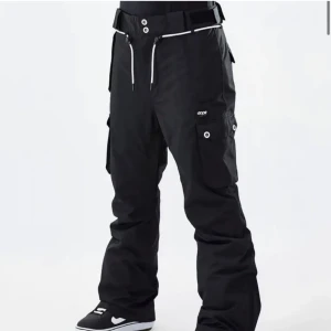 Snowboard/skidbyxor Dope - Sjukt sköna o  feta. Använda två säsonger. Nypris 1566. Lite repa på ena bakfickan. Se sista bilden. Är för kille men passar även tjej. Jag var 163-165 o vägde ca 62 kg Passade perfekt! Har vuxit ur dem.