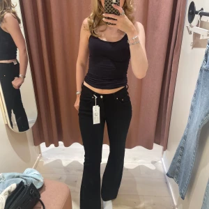 Low waist bootcut jeans Gina  - Super fina jeans från Gina tricot Använd få gånger  I strl 38  Nypris 499 (Prislappen är ej kvar) 