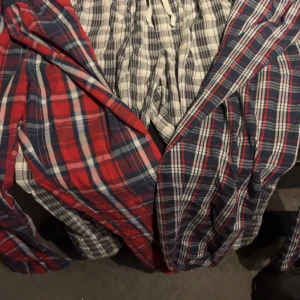 Pyjamas Byxor - Noll tecken på användning. Sköna och passar bra hemma och är stolrlek M alla utom den gråa som är storlek L. Hör av vid intresse!