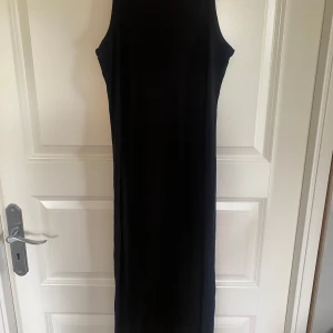 Långklänning  - Ribbad långklänning från lager 157. Kläningen är endast använd ett fåtalgånger. Perfekt som ett basplagg inför hösten 🍂