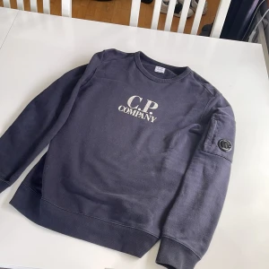C.P. Company - Säljer nu denna CP Company tröja i storlek S/14 år för att den är för stor för mig🌟 Den är använd en del men i bra skick 😁Skriv vid funderingar! Även öppen för byten🤩