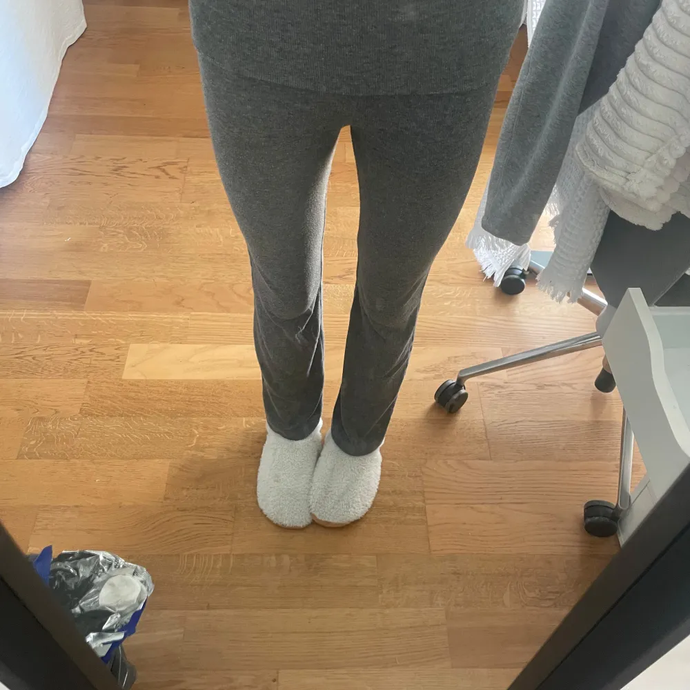 Jättesnygga yoga pants i grått. Dessa går och vika upp/ner och stretcha ut om man vill det. Använda ca 10 ggr men som nya.. Jeans & Byxor.