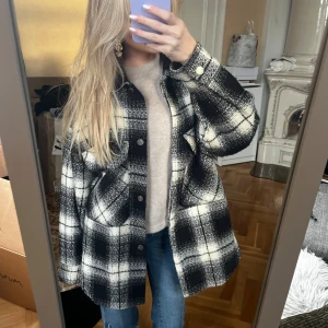 Zara kappa  - Snygg kappa till hösten i storlek XS🍂 Kappan är sparsamt använd och i bra skick!