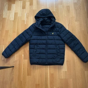 Lyle and scott jacka - Tja, säljer denna sköna dunjackan som är perfekt till höst vädret. Nypris: 1600kr, Skick är 9/10 som ny 🤩