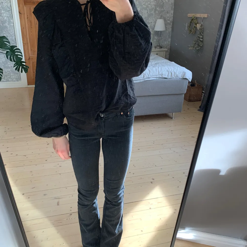 Jättefina svarta lågmidjade jeans. Köpte på Gina tricot för ca 600 kr. Använda endast fåtal gånger. Säljer då de är lite för korta för mig💕💕Jag är 170 cm lång. . Jeans & Byxor.