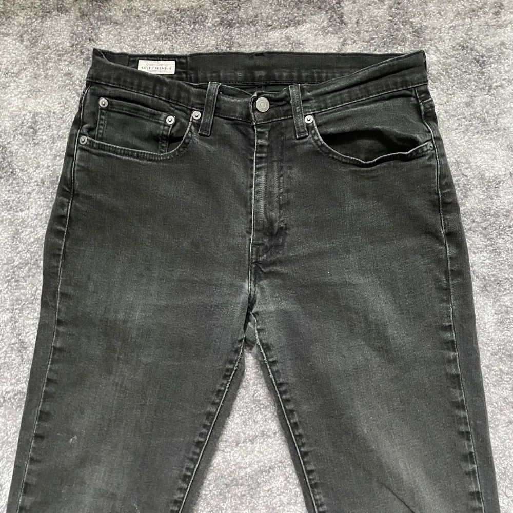 Riktigt snygga Levis 514 Straight Jeans i storlek 32/32 | Skick 7/10 | Nypris 1350kr | Mitt pris 299kr | Kom gärna dm vid frågor eller funderingar :). Jeans & Byxor.