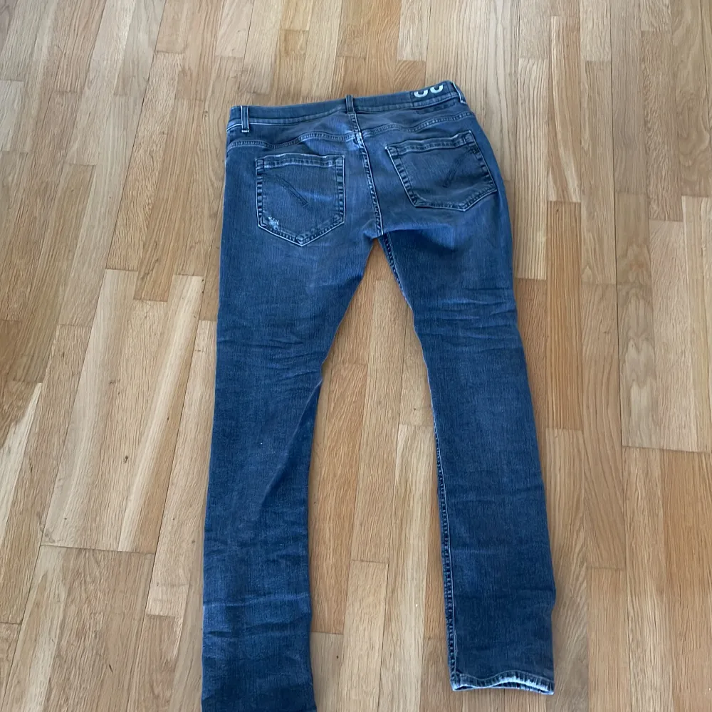 Jag säljer mina dondup jeans då de var för stora för mig. Skicket skulle jag beskriva som 8-10! Dem är ljus gråa. Jeans & Byxor.