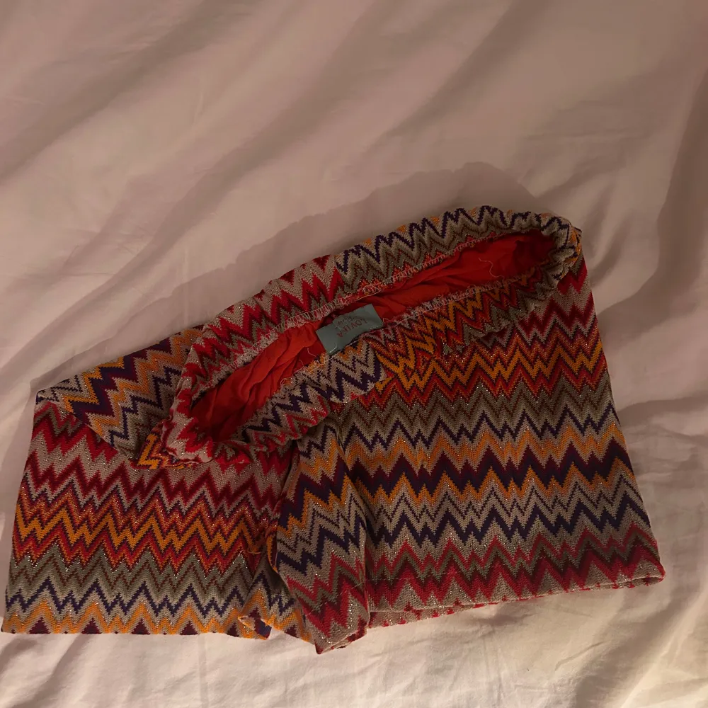 (INTRESSEKOLL) Missoni shorts som jag köpte förra sommaren❤️‍🔥supersnygga till både skola och fest💛 . Shorts.