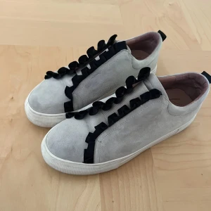 Sneakers med volang - Skitsnygga skor som tyvär är för stora för mig💕 Använda ett fåtal gånger och är helt rena och fina😊