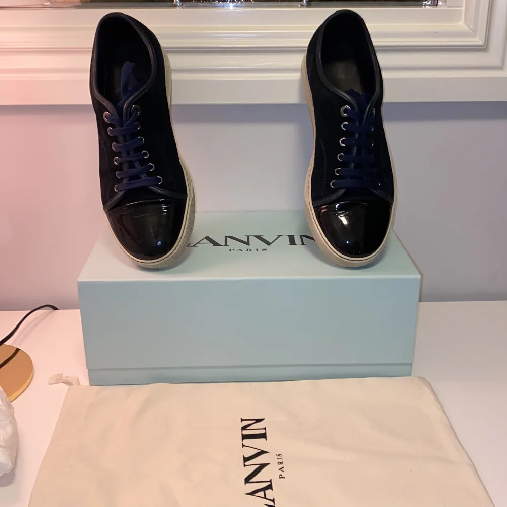 Säljer nu mina lanvin cap toe (strl 41) Pga för små, skick 9/10 använda max 10 gånger. Sjukt stilrena och sköna skor till hösten som passar till dem flesta outfitsen. Allting medföljer till skorna dvs sko box och dustbag.. Skor.