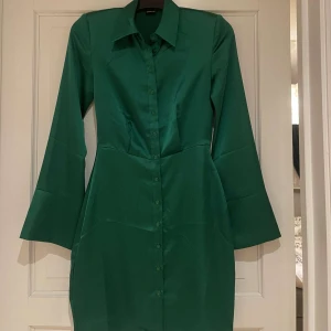 Klänning  - En superfin grön satin klänning från ginatricot, använd fåtal gånger. 💚