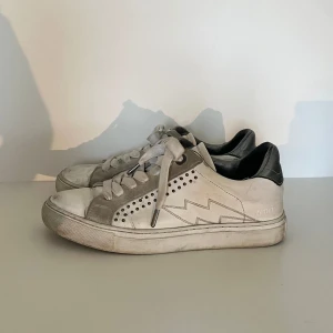 Zadig & voltaire sneakers - Säljer nu mina sååå snygga Zadig skor😍 de har används flitigt därav priset. Har även nya sulor i. Upplever de stora i stoleken så passar även 38. Medföljande dustbag. Nypris: Ca 3000 kr
