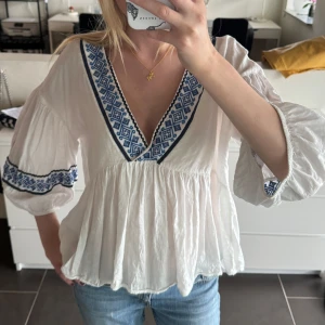 Blus  - Säljer nu min älskade blus från zara, då den tyvärr inte kommer till användning längre. Använd två gånger och är i nyskick💓