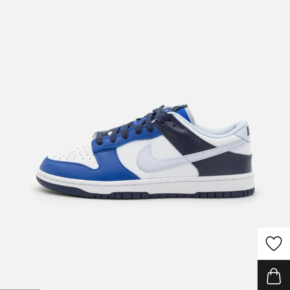 Tja!  Storlek: 40.5 Säljer ett par helt nya Nike Dunk Lows för ett rimligt pris för 1000kr, orginal pris: 1400. Denna modellen är slutsåld inom ”svenska” sidor samt riktigt snygga inför hösten. Om ni är intresserad hojta gärna, skorna kan fraktas.   . Skor.