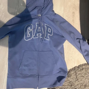 Gap Hoodie  - En blå gap hoodie med dragkedja. Den kommer tyvärr inte till användning längre. Den är i storlek S. Väldigt bra skick💗   Skriv för fler bilder! 