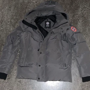 Canada Goose jacka - Perfekta vinterjackan för den kalla vintern, storlek S och den efterfrågade färgen mörkgrå. OBS liten defekt på 3:dje bilden.  Dm för fler bilder och frågor :)