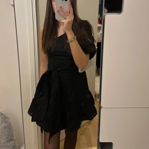 Klänning  - Sjukt fin klänning använd 1 gång  Nypris: 1080 Perfekt till jul/nyår eller finare tillställningar 