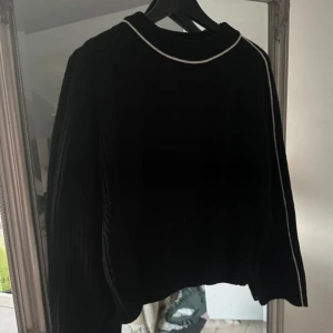 Stickad tröja - Jättefin stickad tröja med vita sömmar detaljer, i storlek m passar mig som är en s. Nyskick!! Från hm
