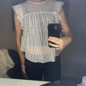 söt blus - jätte fin blus från nelly! nypris 300kr använt en gång!