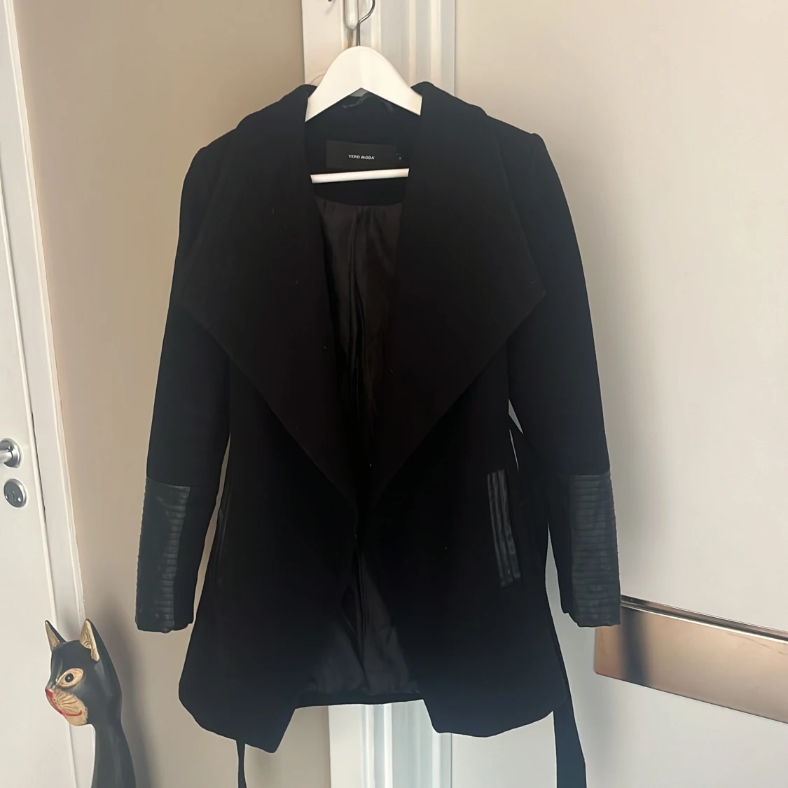 Kappa med läderdetaljer  - 93