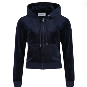  Juicy couture  - Säljer en så fin juicy couture tröja i färgen marinblå. Jag har aldrig använt den så den är i jätte bra skick. Nypris är 1 300kr.💕💕💕