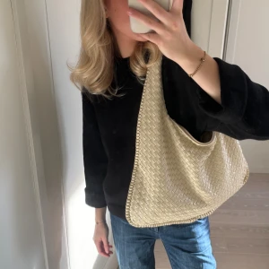 Bottega väska - Superfin Bottega liknande väska💕 har några defekter som syns på de två sista bilderna, det lilla hålet är på delen av axelbanddt man har ner mot axeln så syns inte så pfta och dragkedjan behöver man typ inte stänga❤️❤️