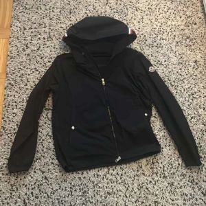 Moncler windbreaker - Vindjacka av märket moncler Skick 9/10