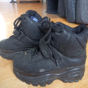 Höga svarta buffalo skor - Coola orginal buffalos! Storlek 39. Om man drar kan man se lite sprickor vid sulan, detta får man räkna med då skorna är secondhand. Men de funkar precis som vanligt:)  Tveka inte att höra av er vid frågor eller funderingar <3