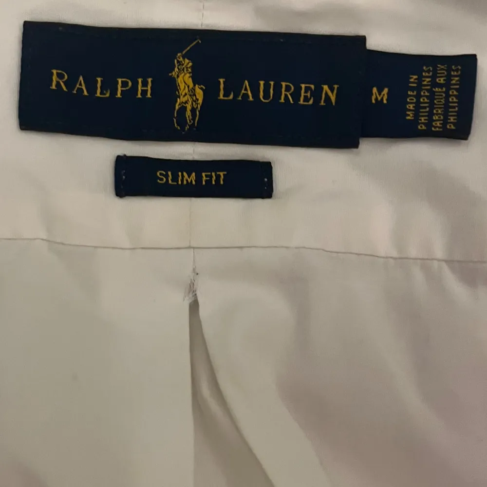 En riktig snygg och trendig ralph lauren skjorta, bra skick, Storlek M, Slimfit, Vid frågor är de bara att skriva // Gramenti . Skjortor.