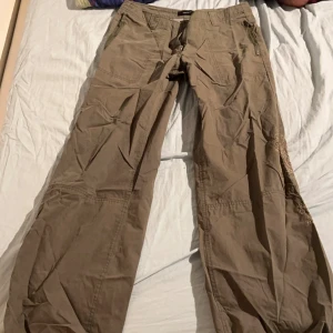 Lågmidjade cargo byxor - Lågmidjade vintage cargobyxor med coola detaljer vid sidan och ganska utsvängda (bootcut/baggy). Skriv för mer bilder!❤️