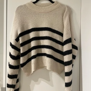 Stickad tröja - Fin stickad tröja.  Kommer inte till användning därför den säljs. 