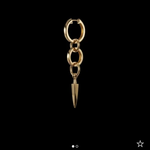 Maria Nilsdotter örhänge i guld  - Säljer ett Maria Nilsdotter örhänge i guld, kontakta mig vid frågor💕💕även vid diskussion av pris