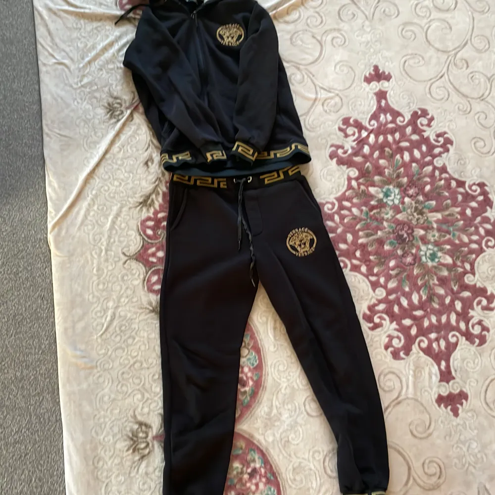 Versace tracksuit väldigt bra för vintern så att man inte blir kall den är stilig och har många bra saker för den. Storleken är S . Hoodies.