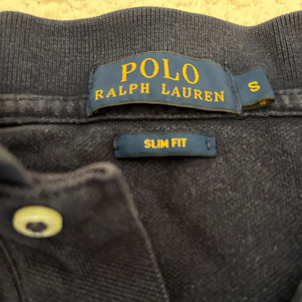 Mycket fin Ralph Lauren Pike i storlek S, slim fit. Mycket fint skick, 9/10 skick. Tveka inte på att hör av dig om frågor!. Toppar.