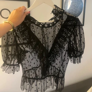 Fest topp - Supersnygg Spetstopp från zara. Svår att få tag på då den inte säljs längre💗Liknar by malina toppen , inga defekter finns💞