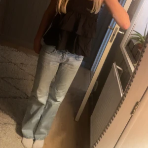 Jeans  - Jeans från Gina tricot köpte för ungefär 1 månad sedan men bara använt de typ 2 ggr säljer pga dom är för stora. Finns inga defekter, dom är som nya!