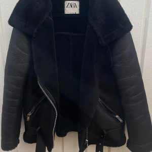 Jacka från ZARA - Fodrad bikerjacka med skärp från Zara i storlek S. Använd fåtal gånger, mycket fint skick!