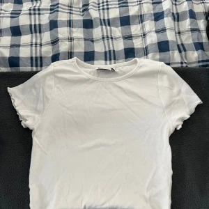 Vit magtröja  - Vit magtröja från asos, nyskick!! 