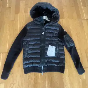 Säljer nu min moncler cardigan som nästan ej kommit till användning. Skick 10/10 inga defekter. Jackan är storlek M men passar mig som är ungefär 175 så skulle påstå att den passar S bättre. Jackan är 1/1!