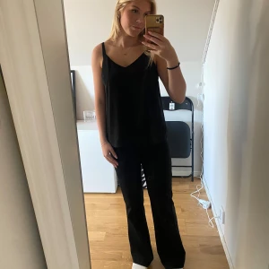 Linne - Fint linne/topp från H&M som har dubbla lager och är djup i ryggen 